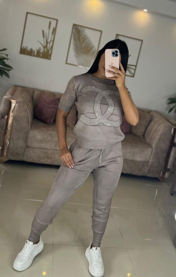 Outfit Deportivo Sencillo Mujer - Image 3